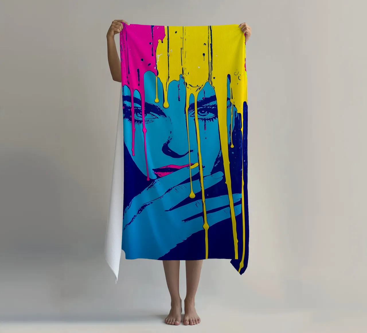 Donna dai colori sgocciolanti - Pop Art telo mare da ColorCrash Gallery