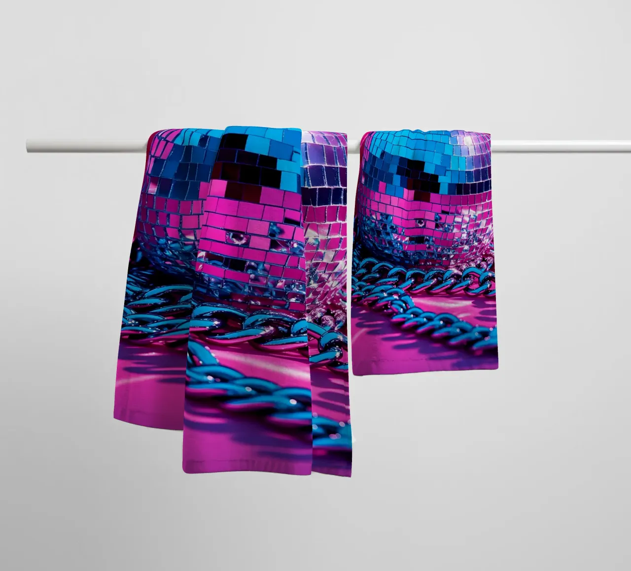 Palla da discoteca incatenata - Pop Art asciugamano da bagno da ColorCrash Gallery