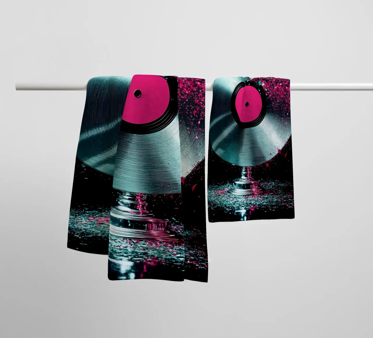 Disco in vinile che si frantuma - Pop Art asciugamano da bagno da ColorCrash Gallery