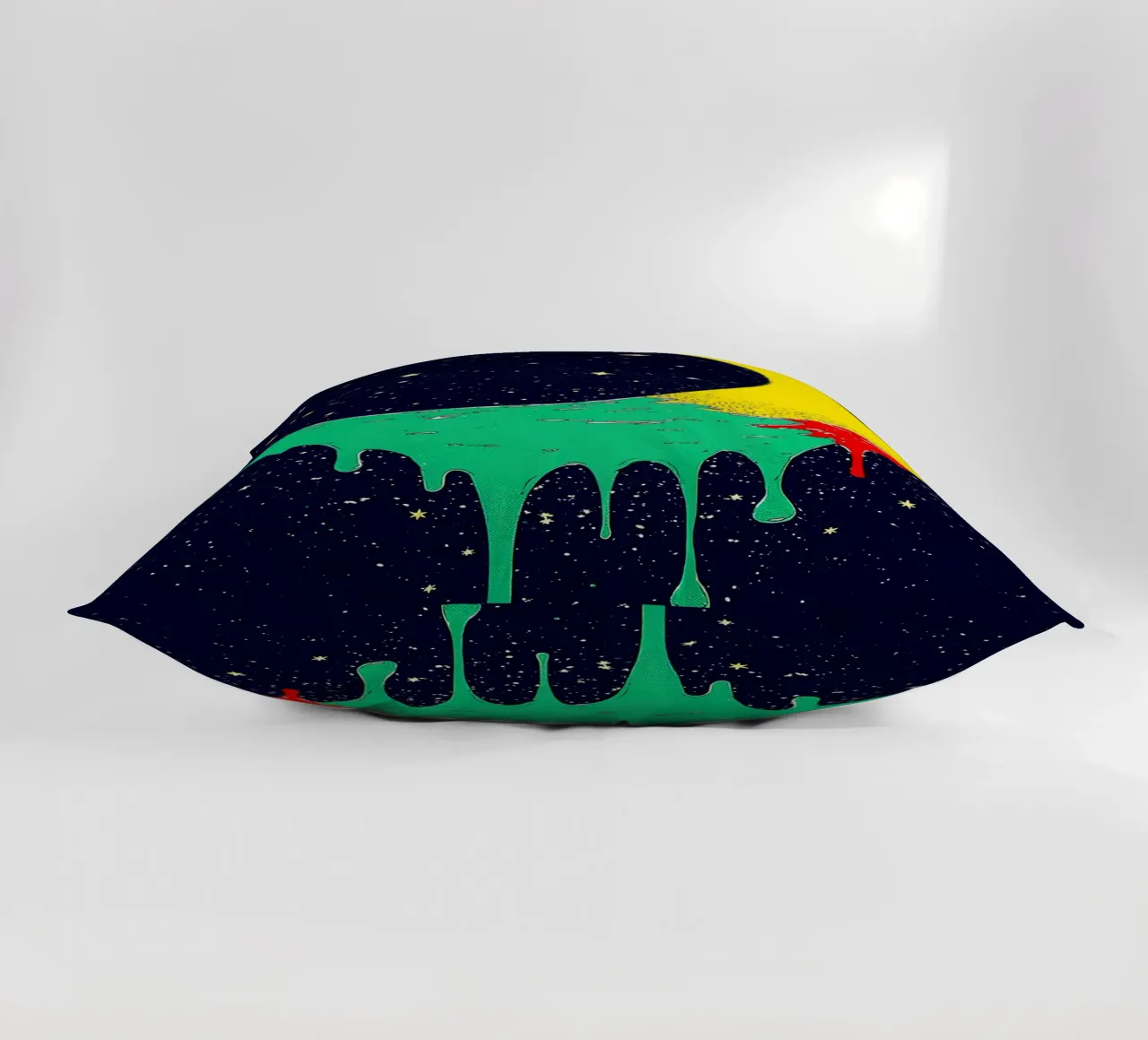 Schmelzende Mondsichel - Pop Art Kissen von ColorCrash Gallery