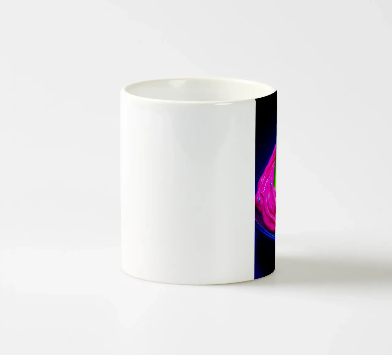 Avocado a immersione - Pop Art tazza in ceramica da ColorCrash Gallery