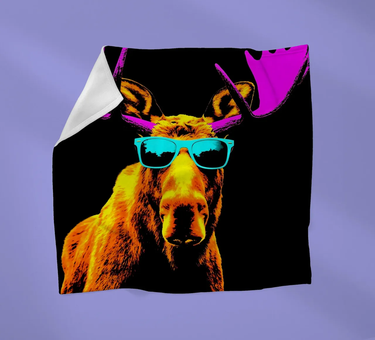 Alce con occhiali da sole - Pop Art coperta in pile da ColorCrash Gallery