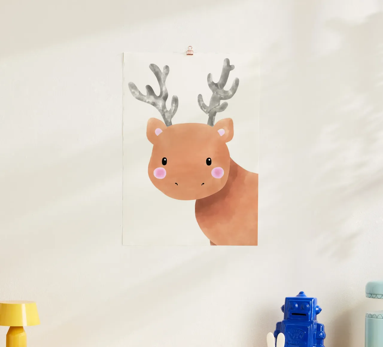Kleiner Hirsch poster con telaio in legno da BAINAI KIDS