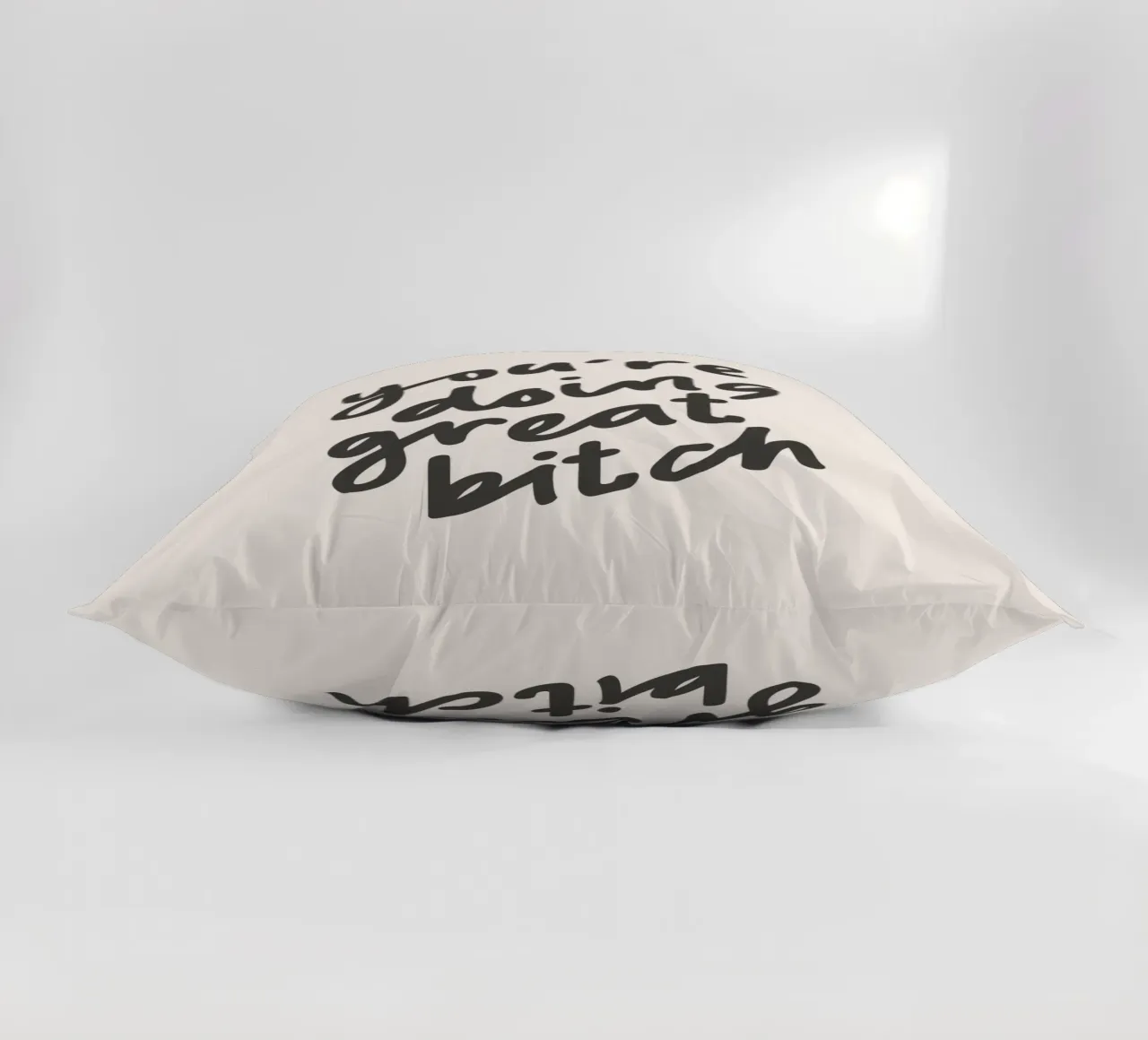 You're Doing Great Bitch Sassy Sarcastic Typography Design cuscino da THE MOTIVATED TYPE