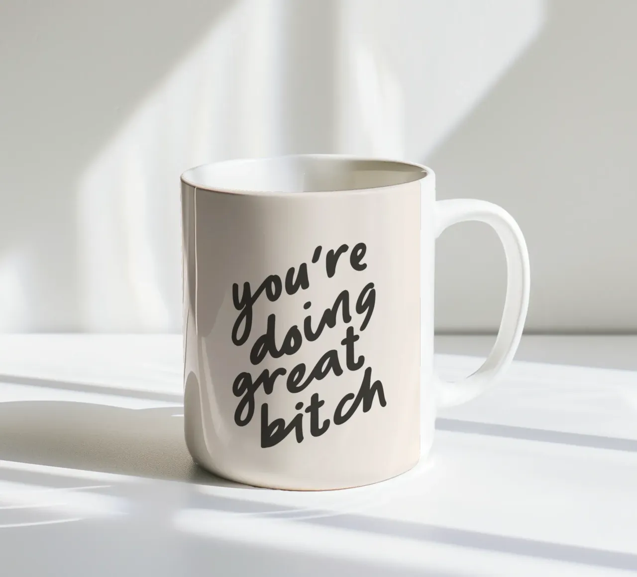 You're Doing Great Bitch Sassy Sarcastic Typography Design tazza in ceramica da THE MOTIVATED TYPE