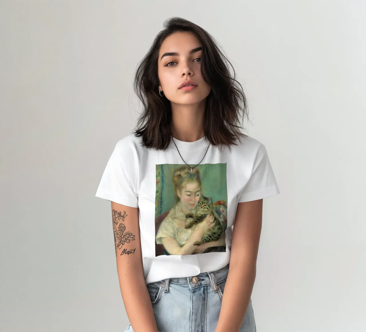 Pierre Auguste Renoir - donna con gatto t-shirt da Timeless Artworks
