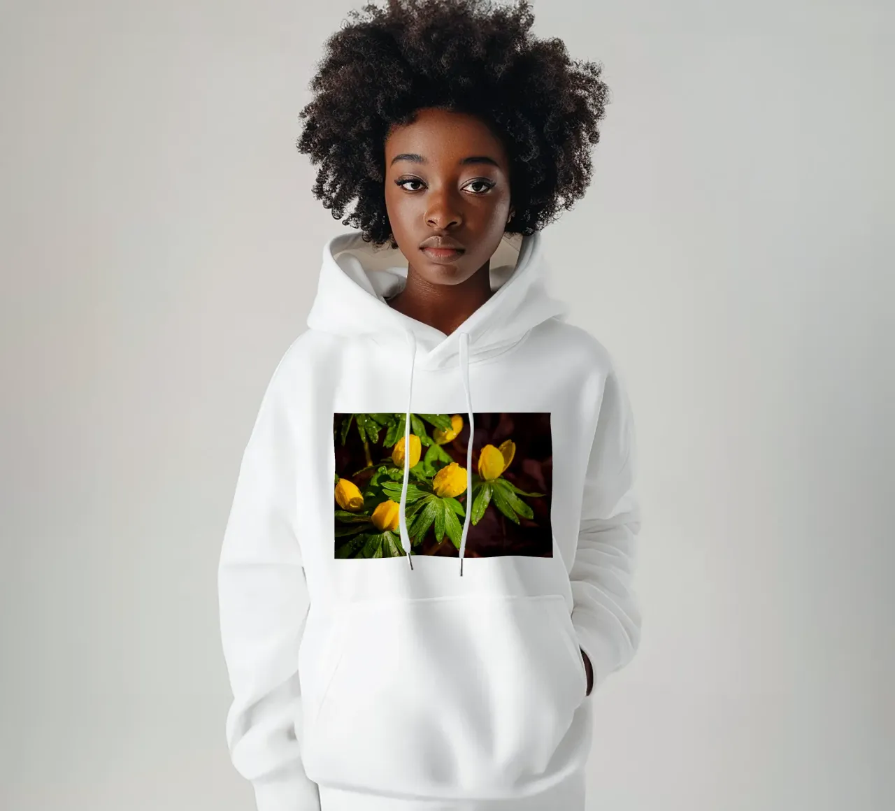 Aconiti invernali con gocce d'acqua sul fiore felpa con cappuccio da Marcus Beckert | Fotografie