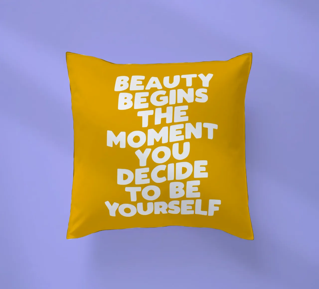 La bellezza inizia nel momento in cui si decide di essere se stessi in giallo cuscino da THE MOTIVATED TYPE