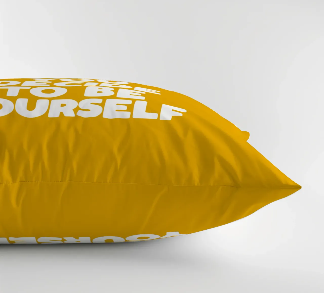 La bellezza inizia nel momento in cui si decide di essere se stessi in giallo cuscino da THE MOTIVATED TYPE