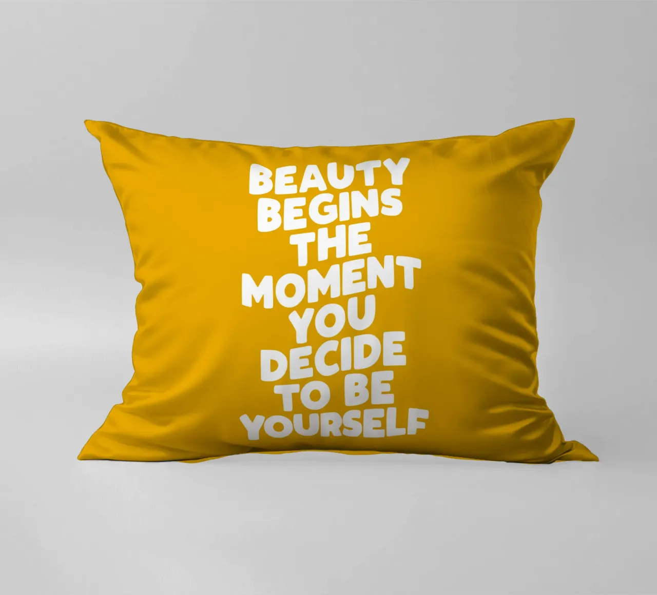 La bellezza inizia nel momento in cui si decide di essere se stessi in giallo cuscino da THE MOTIVATED TYPE
