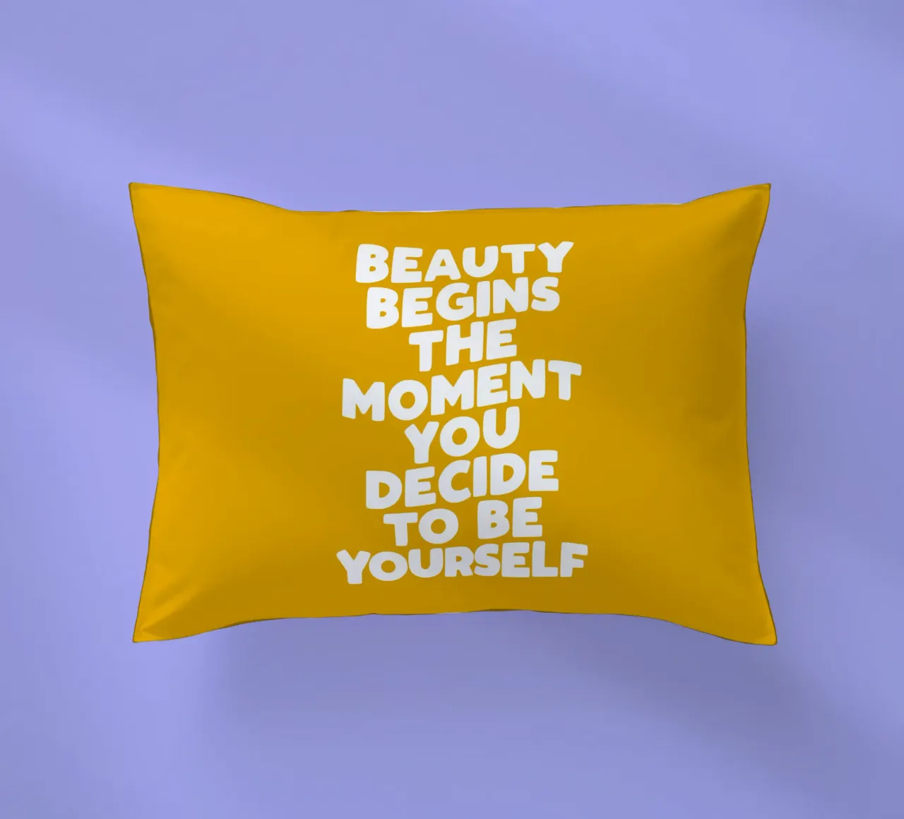 La bellezza inizia nel momento in cui si decide di essere se stessi in giallo cuscino da THE MOTIVATED TYPE