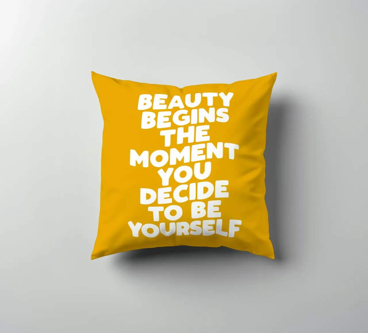 La bellezza inizia nel momento in cui si decide di essere se stessi in giallo cuscino da THE MOTIVATED TYPE