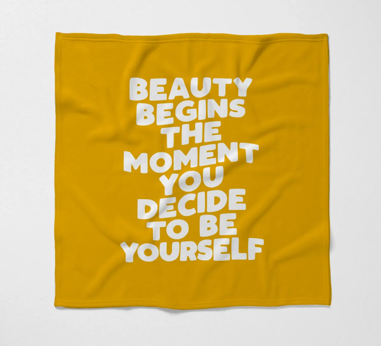 Schönheit beginnt in dem Moment, in dem du dich entscheidest, du selbst in Gelb zu sein Fleecedecke von THE MOTIVATED TYPE