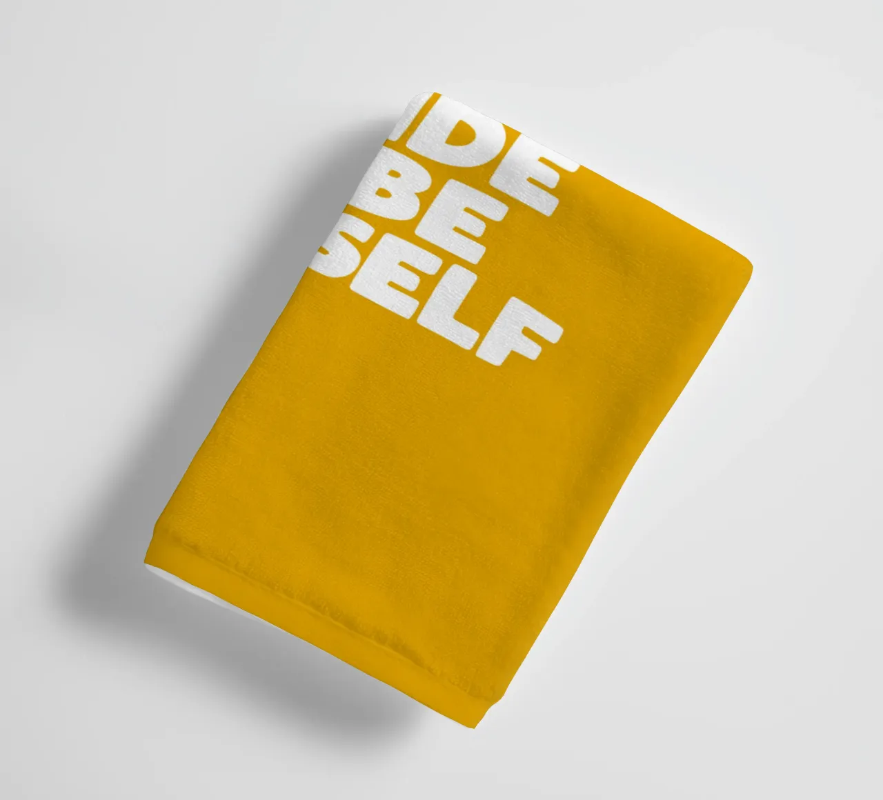 La beauté commence au moment où vous décidez d'être vous-même en jaune serviette de bain de THE MOTIVATED TYPE