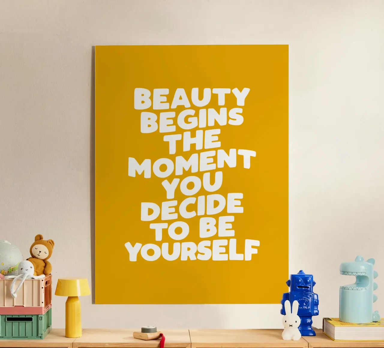 La bellezza inizia nel momento in cui si decide di essere se stessi in giallo plexiglass da THE MOTIVATED TYPE