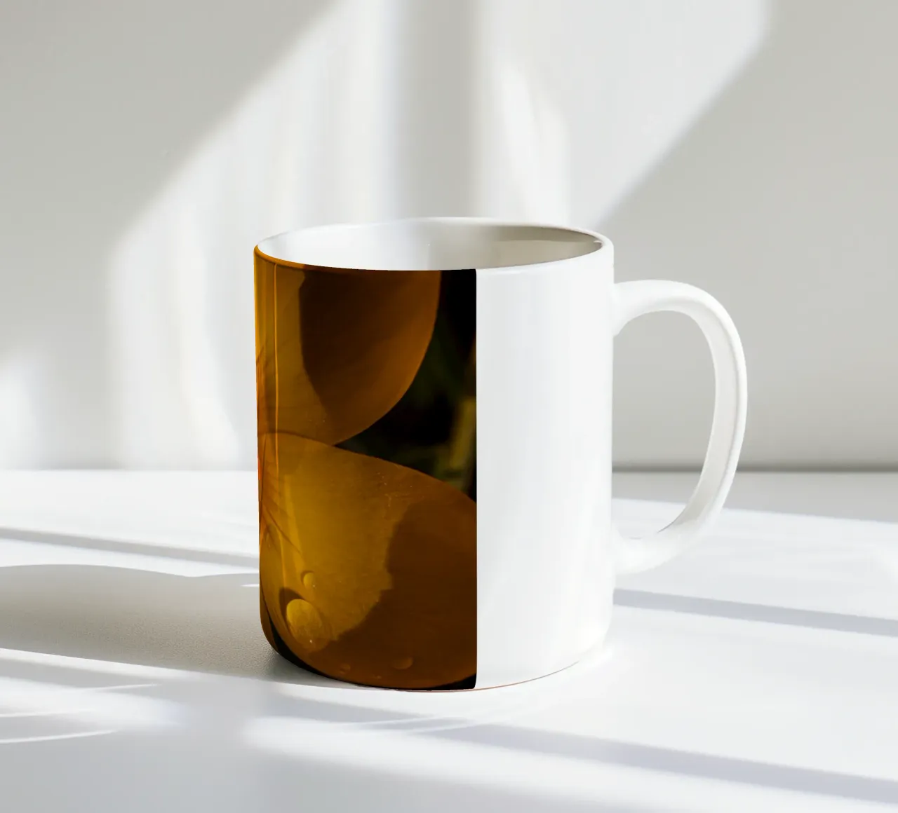Crocus jaune avec des gouttes d'eau sur les pétales mug en céramique de Marcus Beckert | Fotografie
