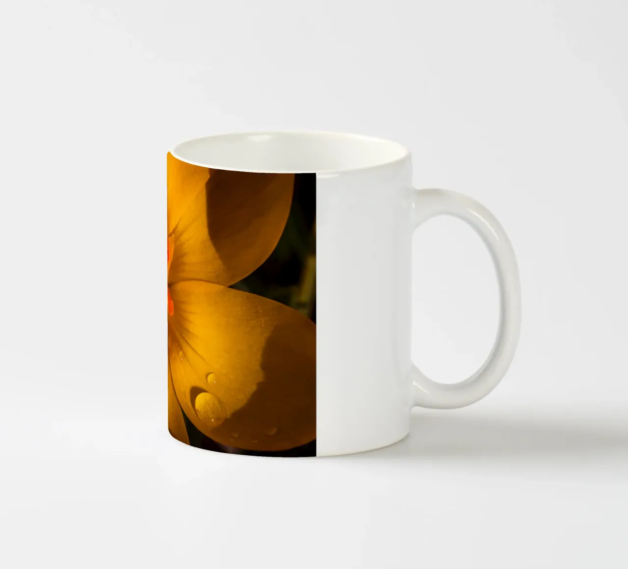 Crocus jaune avec des gouttes d'eau sur les pétales mug en céramique de Marcus Beckert | Fotografie