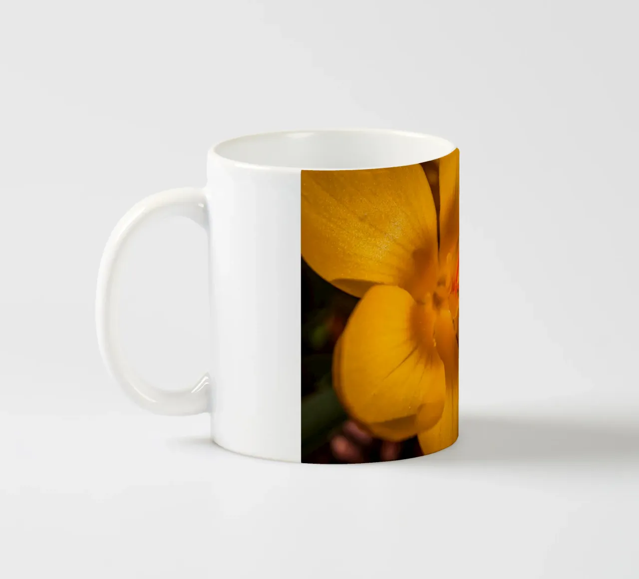 Crocus jaune avec des gouttes d'eau sur les pétales mug en céramique de Marcus Beckert | Fotografie