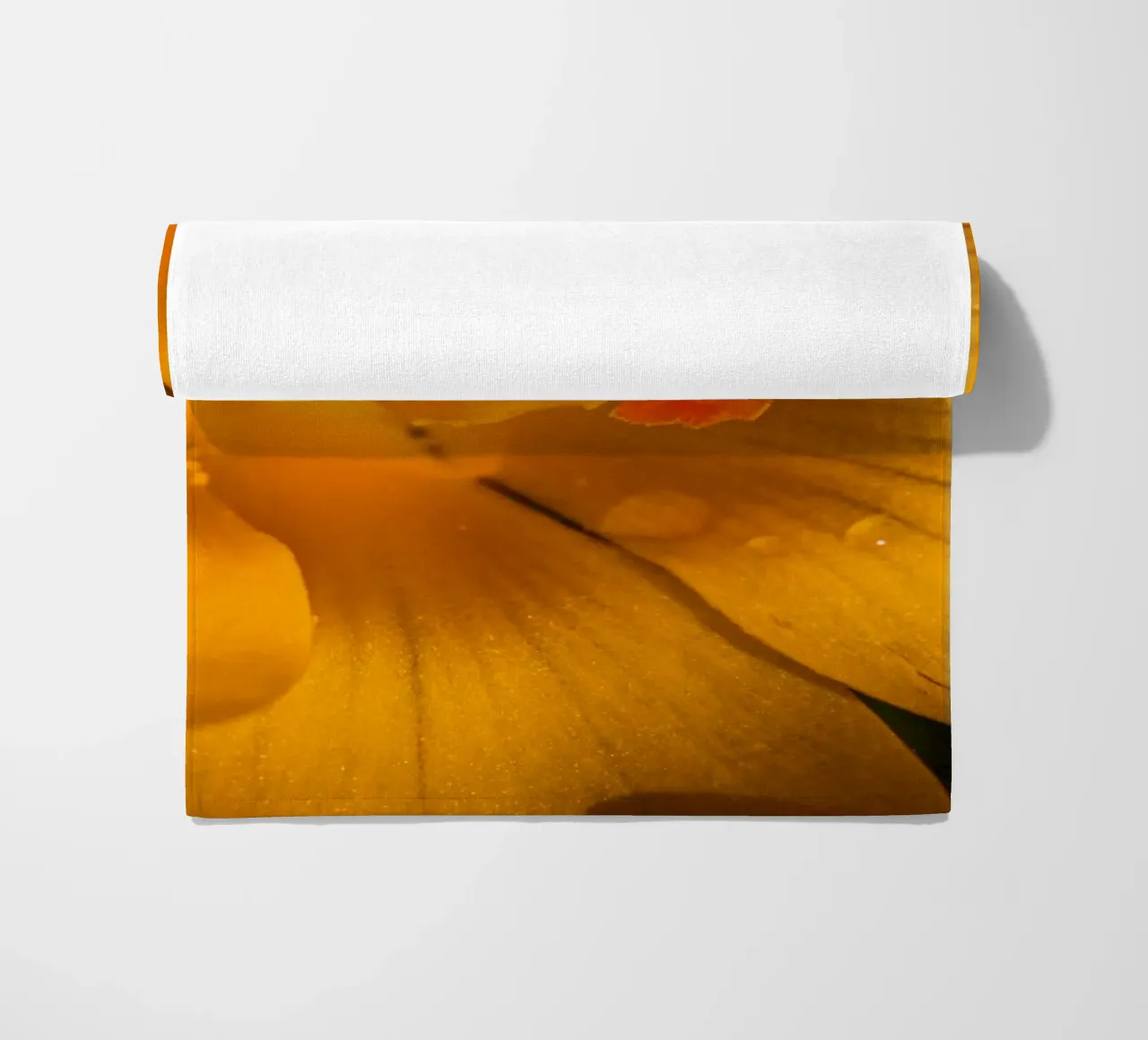 Crocus jaune avec des gouttes d'eau sur les pétales serviette de plage de Marcus Beckert | Fotografie