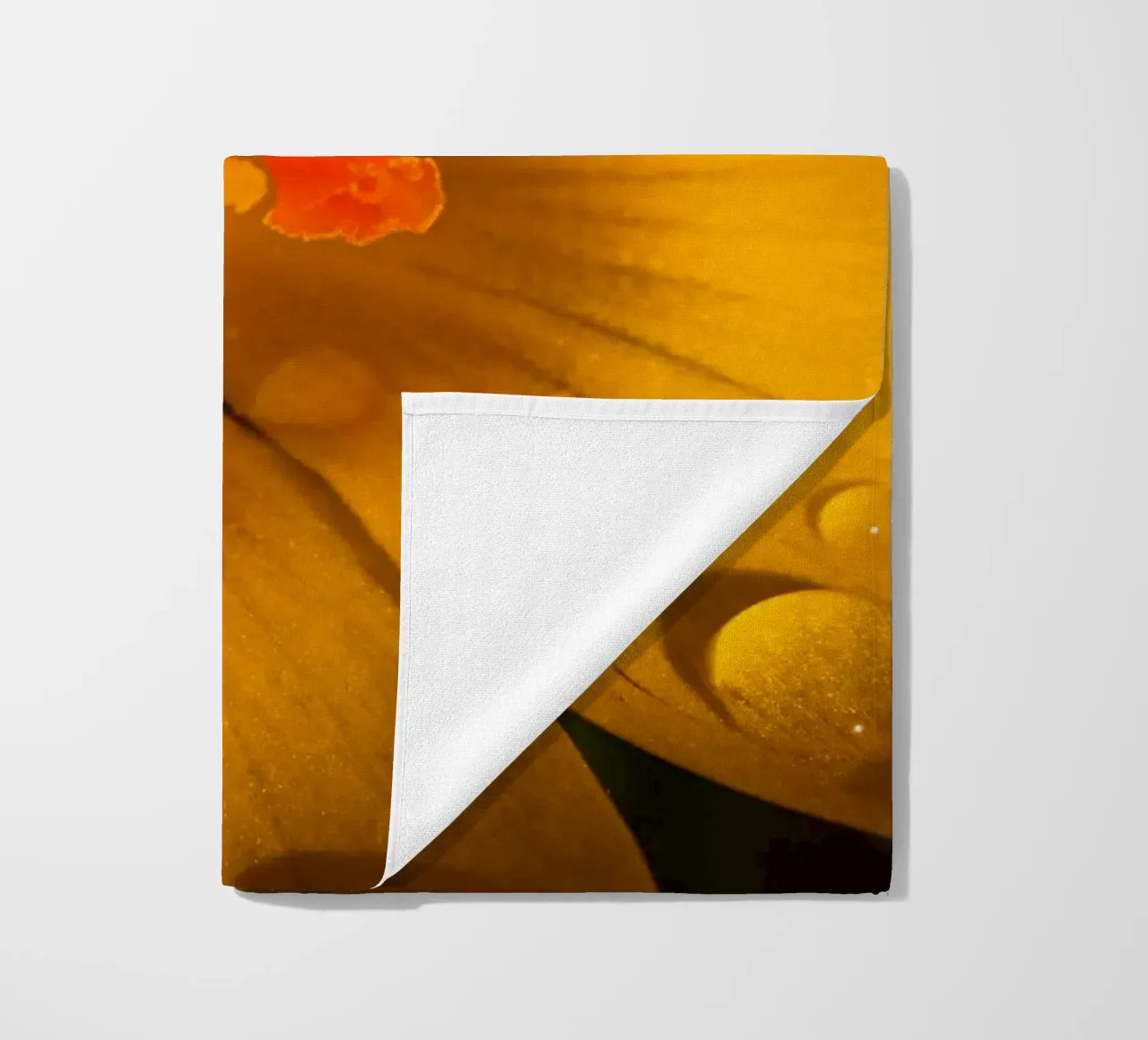 Crocus jaune avec des gouttes d'eau sur les pétales serviette de plage de Marcus Beckert | Fotografie