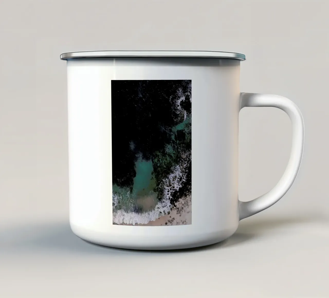 Ocean Blues tazza in smalto da Ingrid Beddoes
