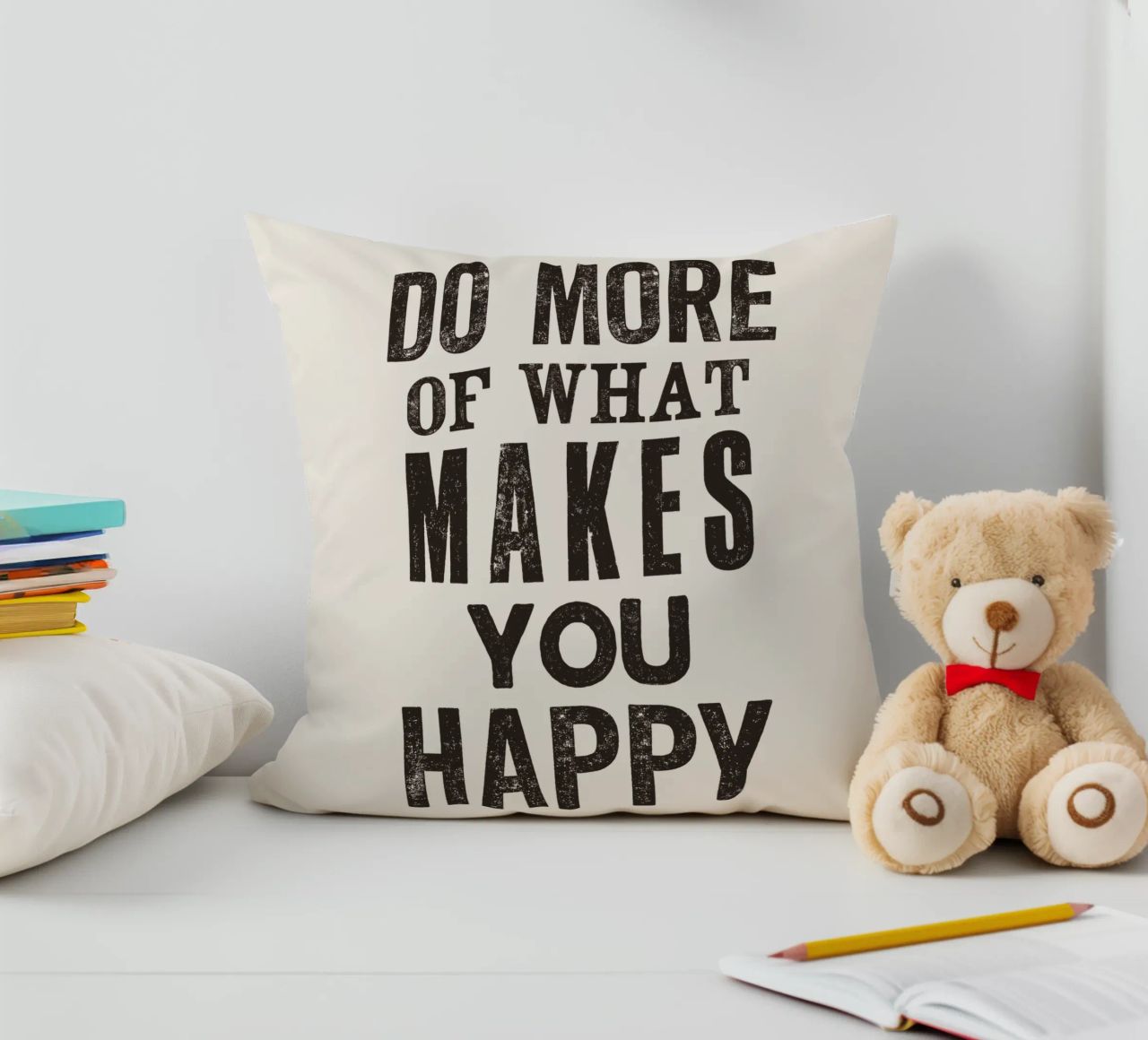 Fate di più di ciò che vi rende felici Stampa tipografica a caratteri cubitali cuscino da THE MOTIVATED TYPE