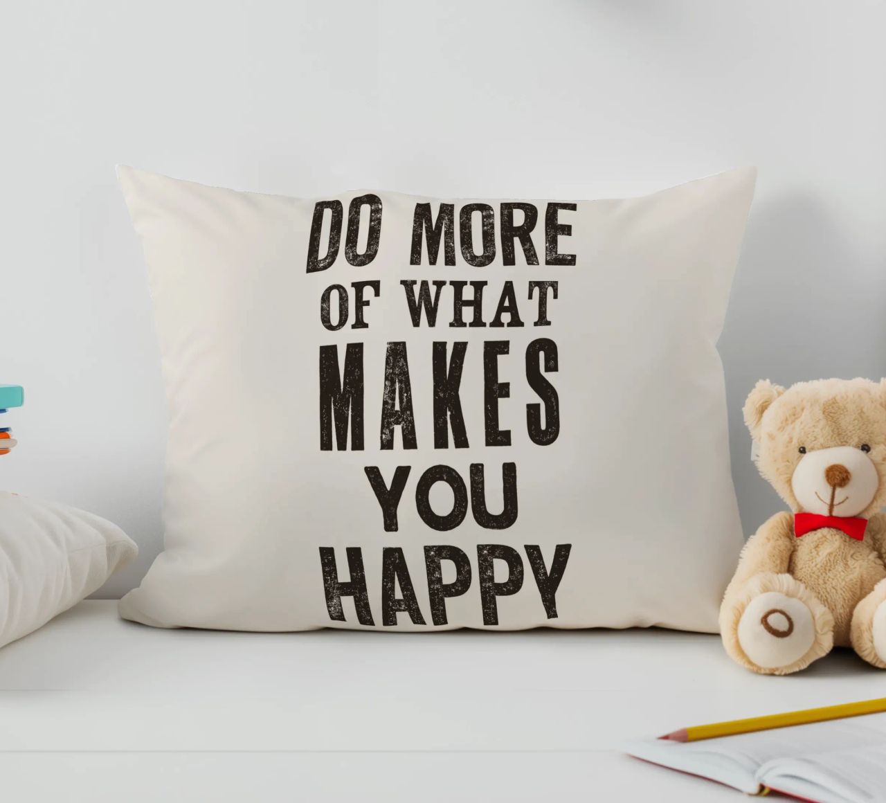 Fate di più di ciò che vi rende felici Stampa tipografica a caratteri cubitali cuscino da THE MOTIVATED TYPE