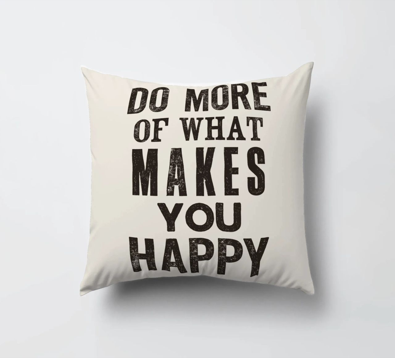 Fate di più di ciò che vi rende felici Stampa tipografica a caratteri cubitali cuscino da THE MOTIVATED TYPE