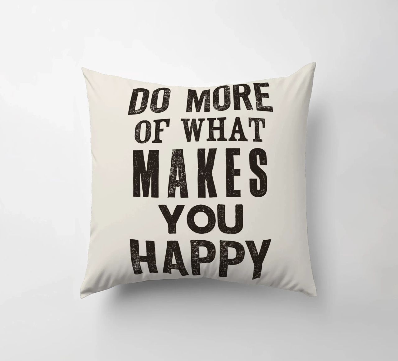 Fate di più di ciò che vi rende felici Stampa tipografica a caratteri cubitali cuscino da THE MOTIVATED TYPE
