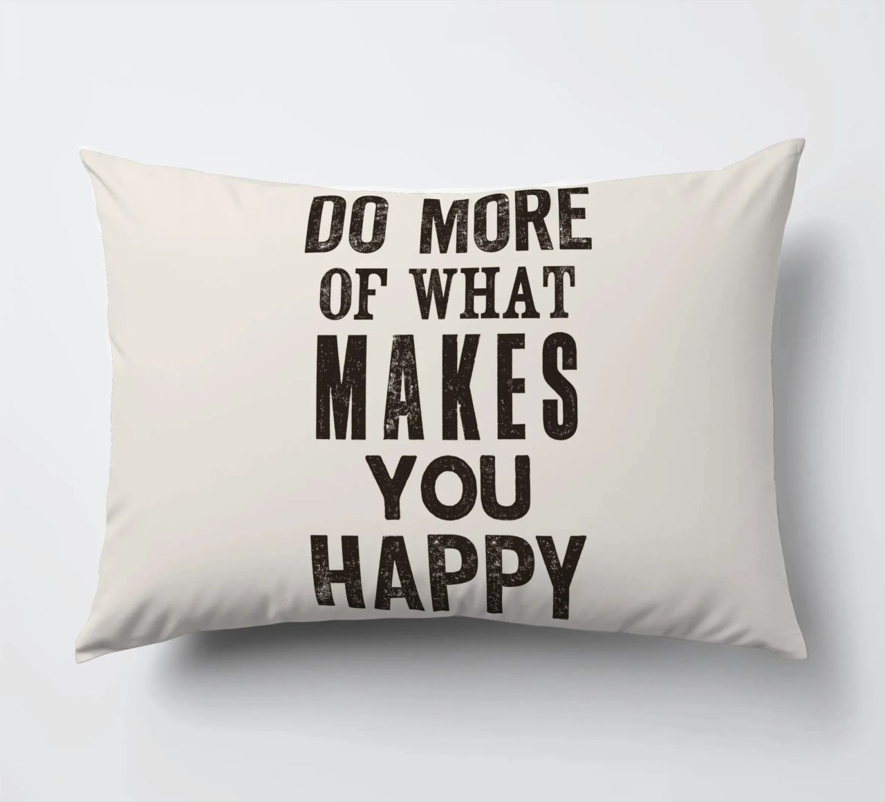 Fate di più di ciò che vi rende felici Stampa tipografica a caratteri cubitali cuscino da THE MOTIVATED TYPE