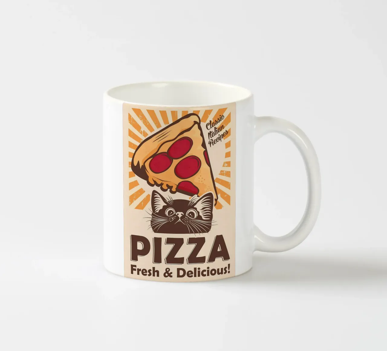 Gatto nero e pizza tazza in ceramica da Monique A Hooper