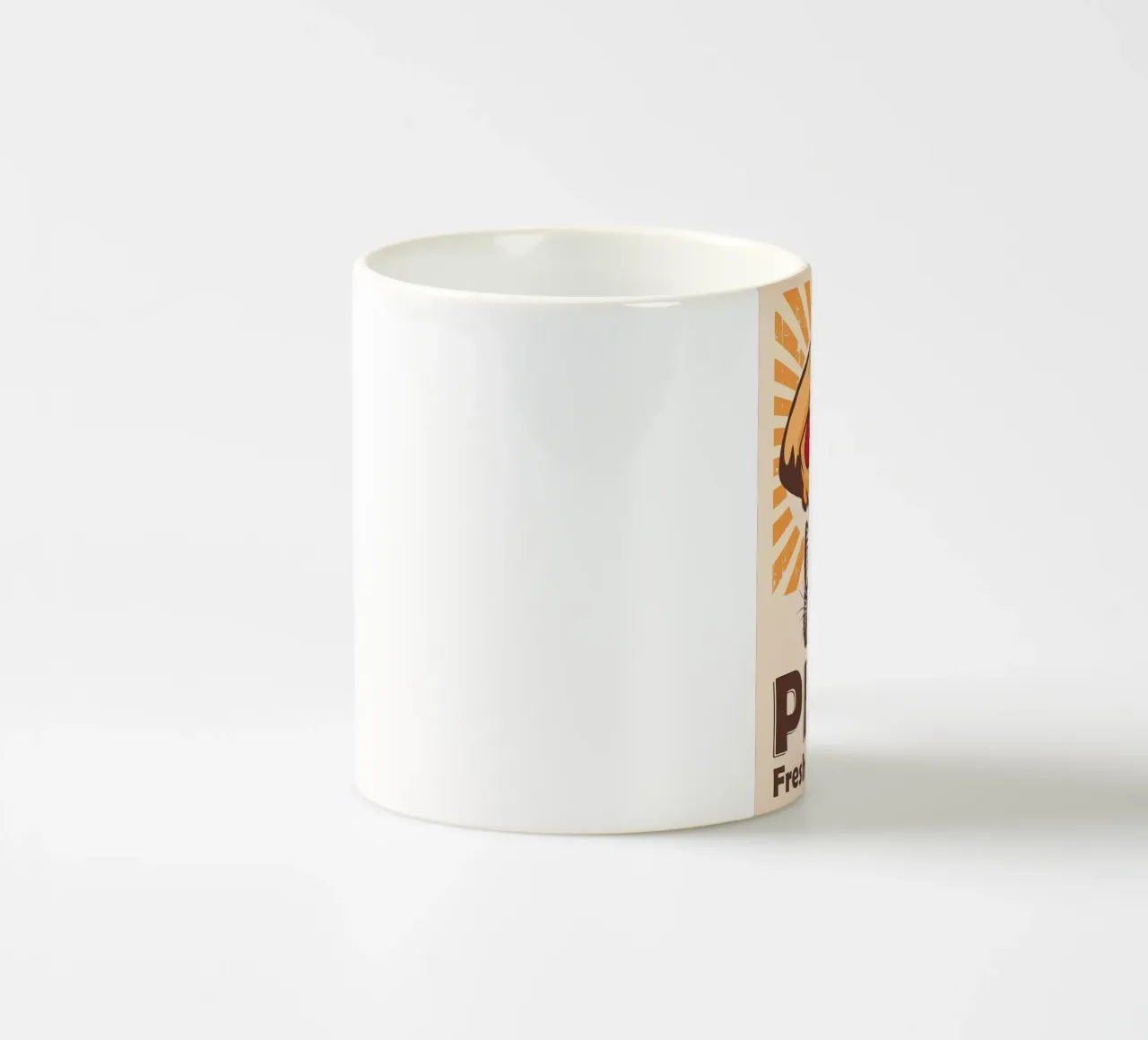 Gatto nero e pizza tazza in ceramica da Monique A Hooper