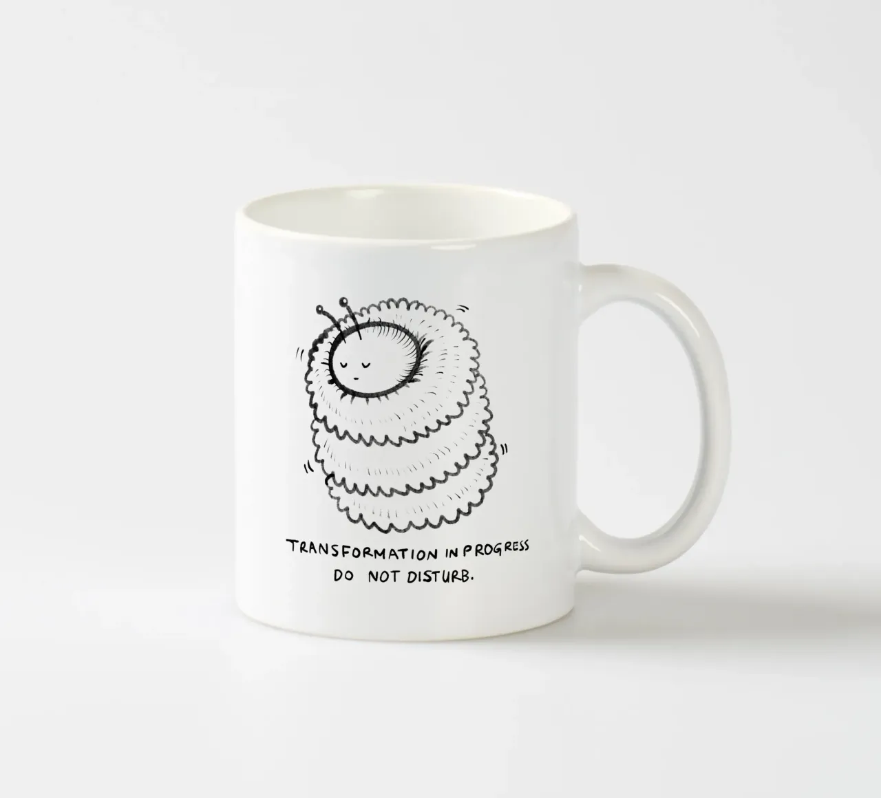 Trasformazione in corso, non disturbare tazza in ceramica da Studio Patruschka