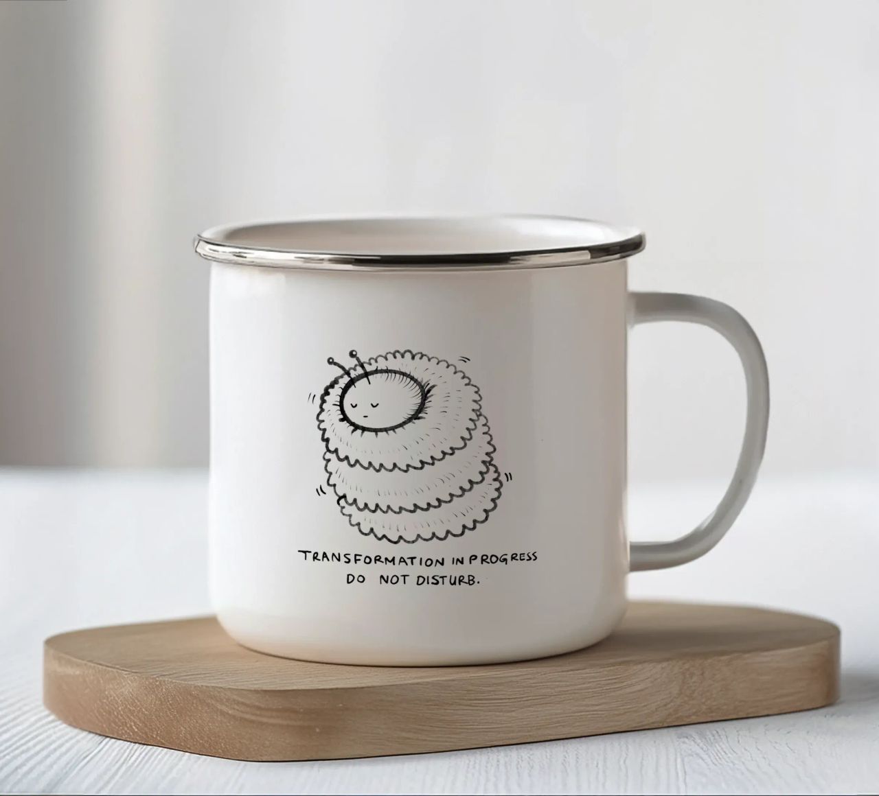 Trasformazione in corso, non disturbare tazza in smalto da Studio Patruschka