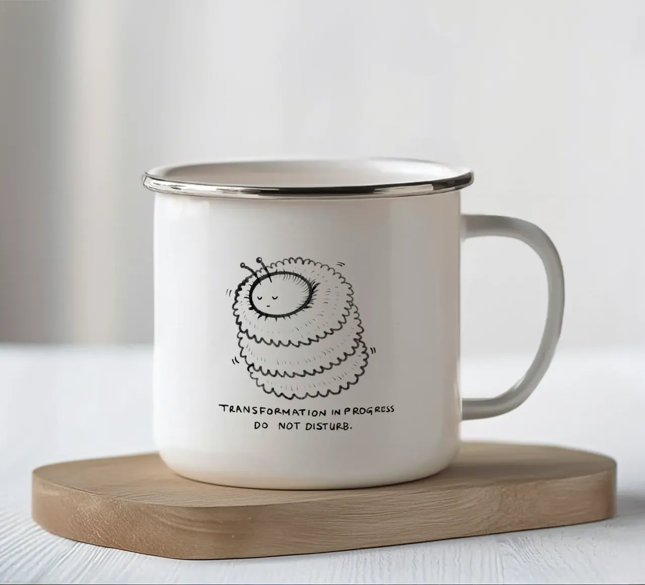 Trasformazione in corso, non disturbare tazza in smalto da Studio Patruschka