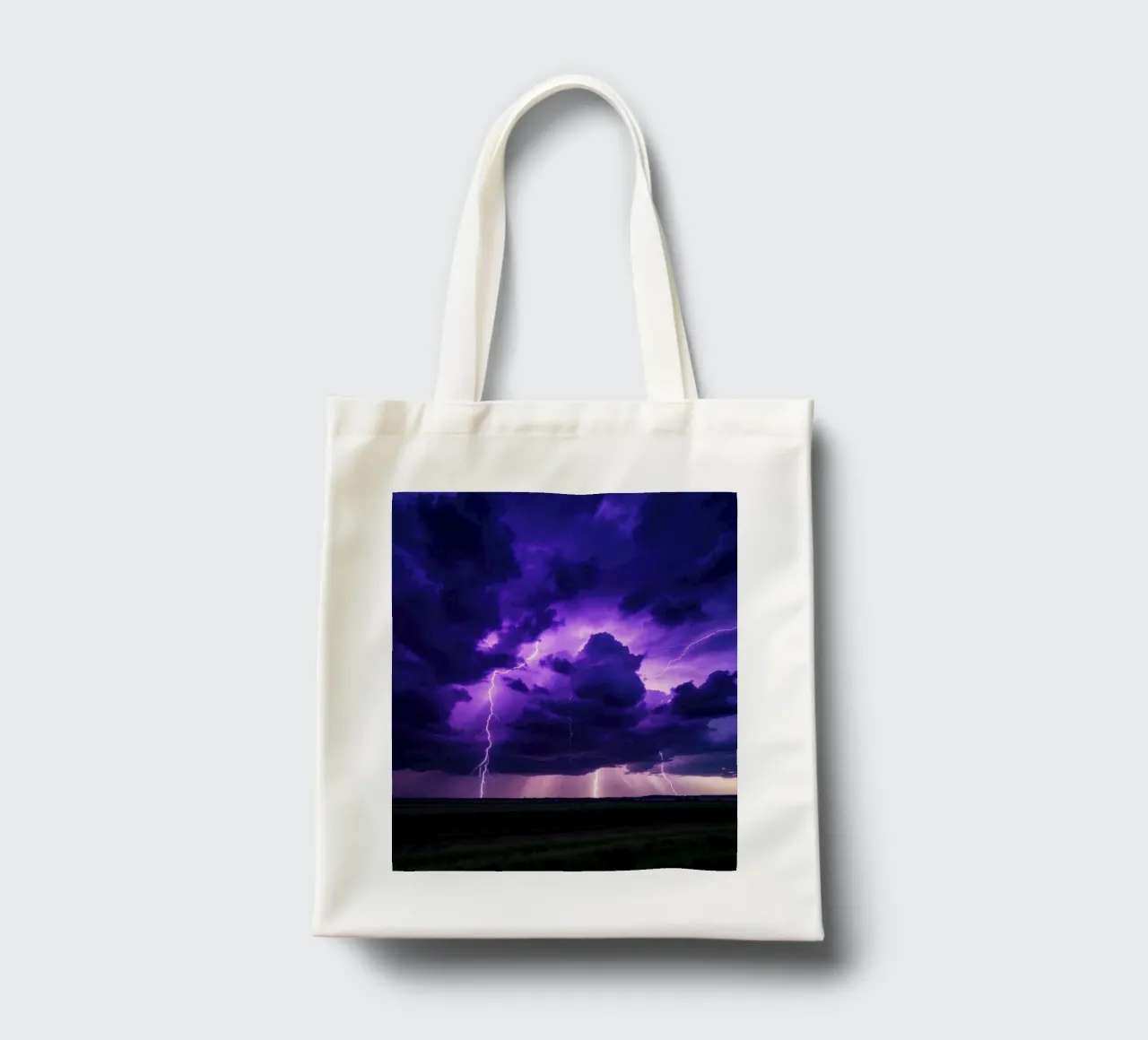 Tempeste di fulmini illuminano nuvole viola scuro borsa in juta da DesignDoodle