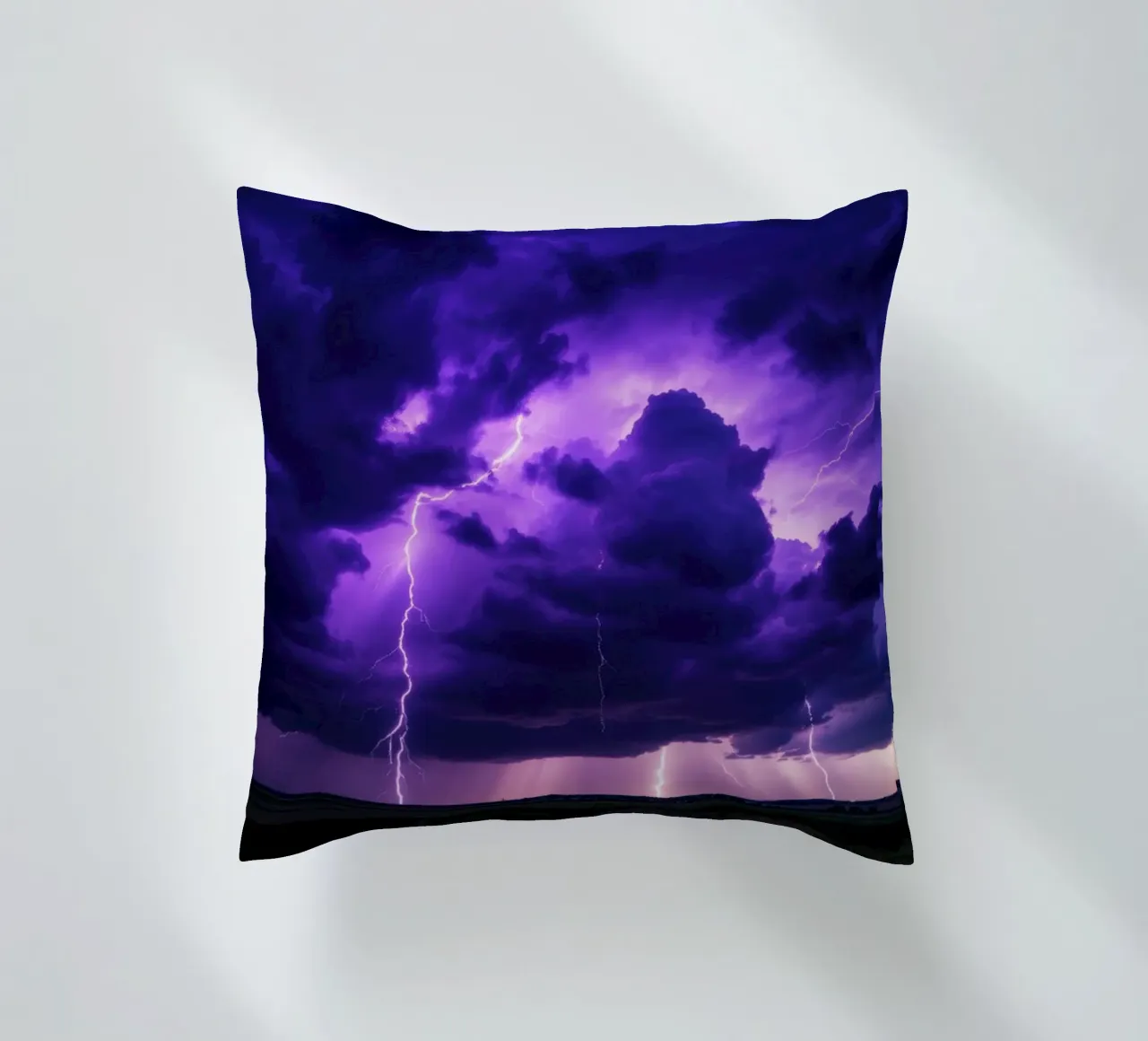 Tempeste di fulmini illuminano nuvole viola scuro cuscino da DesignDoodle
