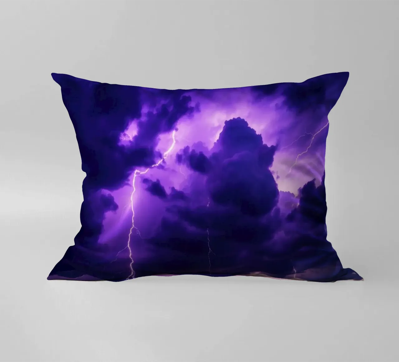 Tempeste di fulmini illuminano nuvole viola scuro cuscino da DesignDoodle