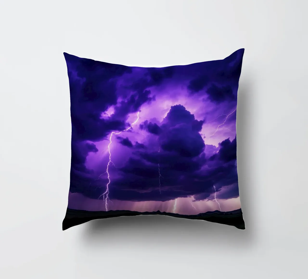 Tempeste di fulmini illuminano nuvole viola scuro cuscino da DesignDoodle