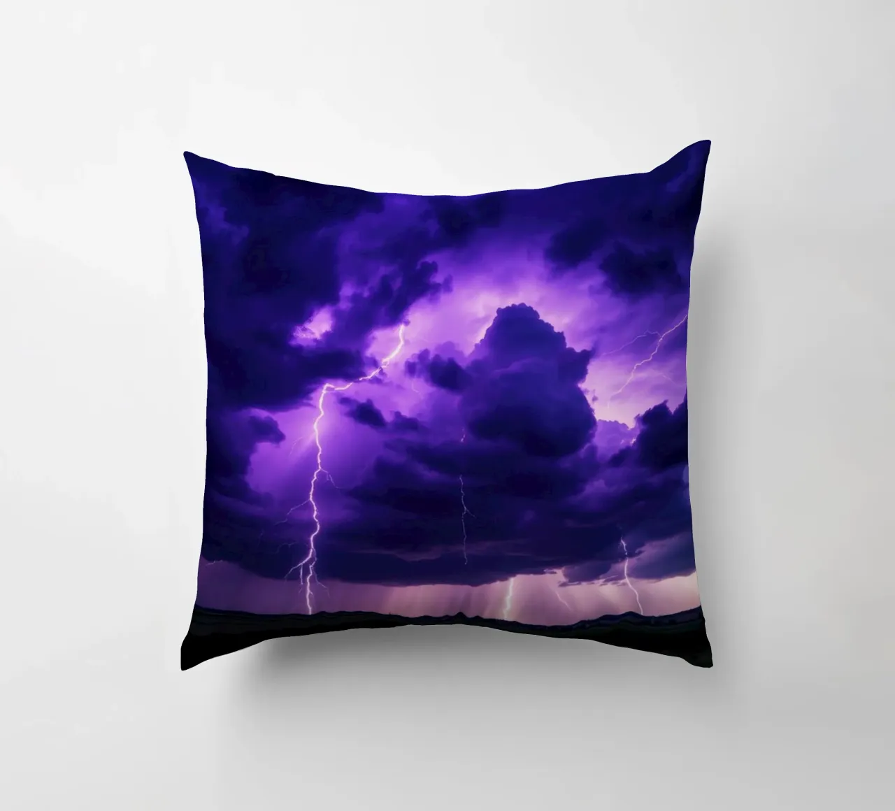 Tempeste di fulmini illuminano nuvole viola scuro cuscino da DesignDoodle