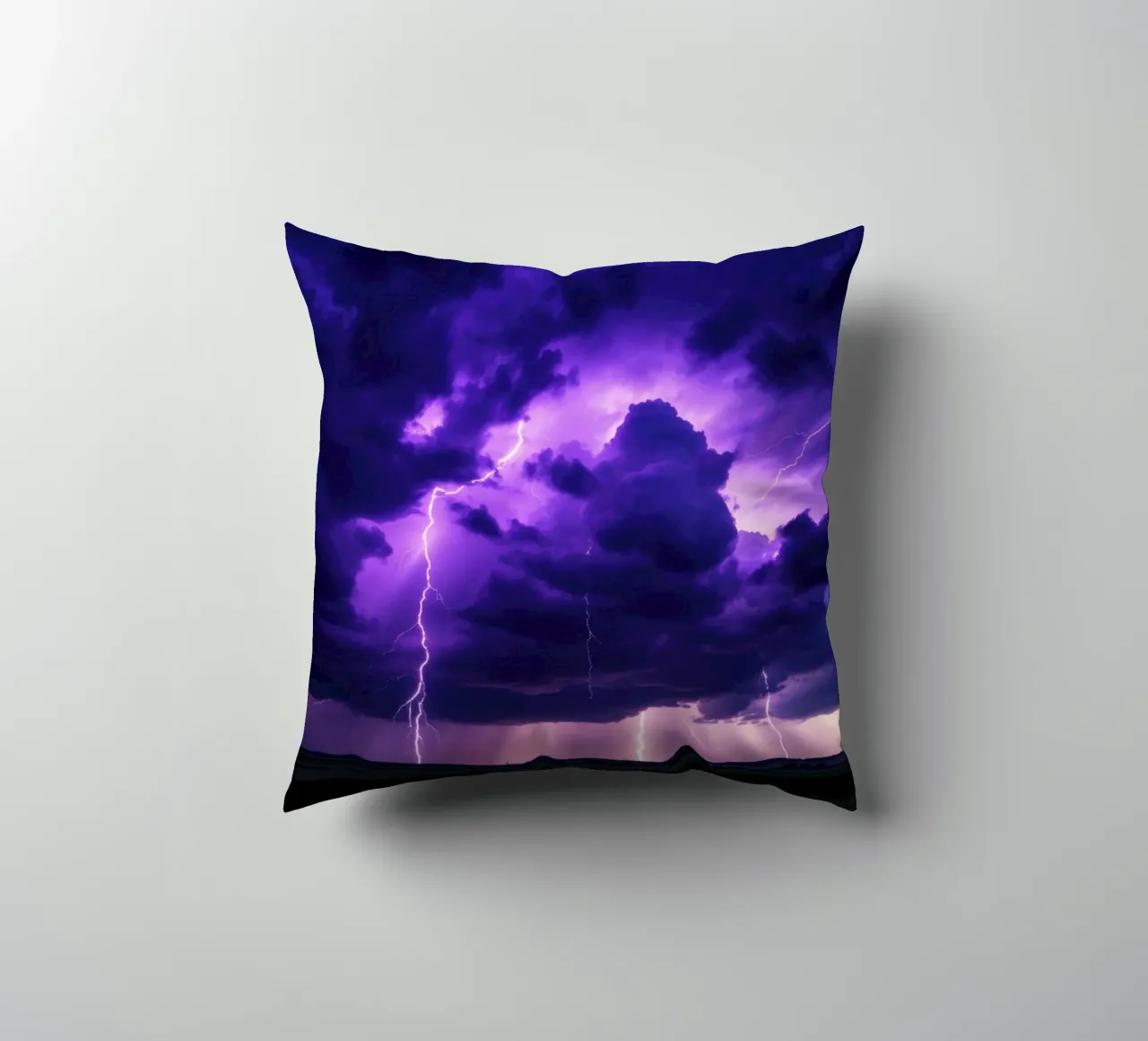 Tempeste di fulmini illuminano nuvole viola scuro cuscino da DesignDoodle