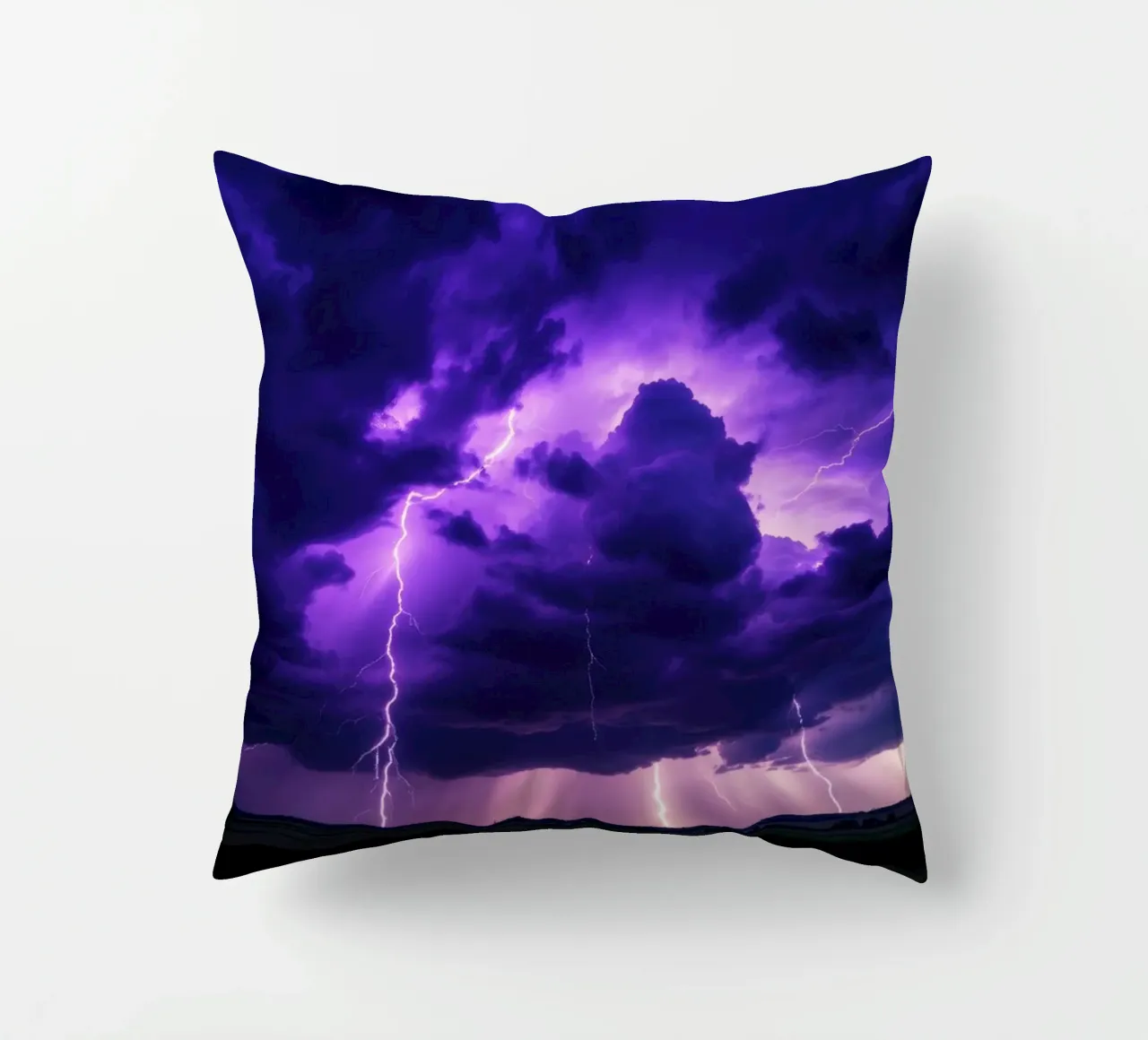 Tempeste di fulmini illuminano nuvole viola scuro cuscino da DesignDoodle