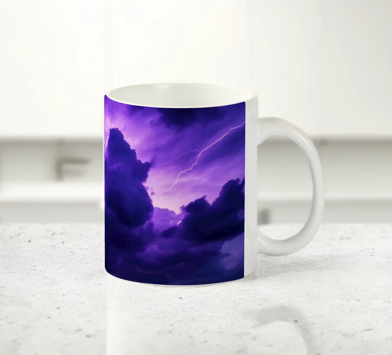 Tempeste di fulmini illuminano nuvole viola scuro tazza in ceramica da DesignDoodle