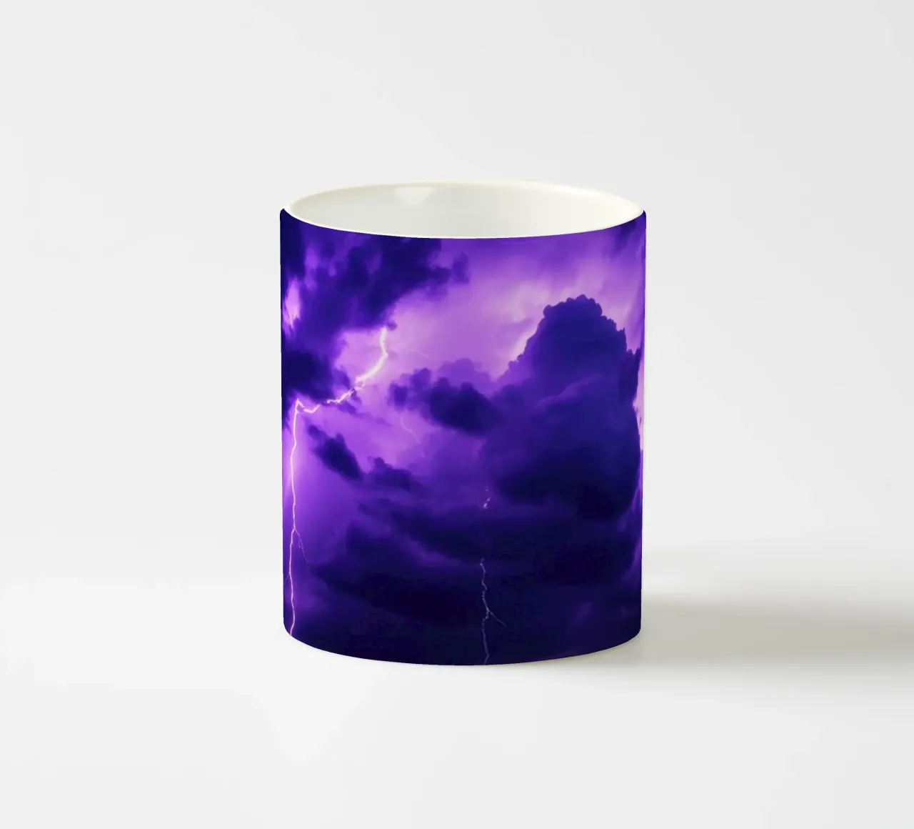 Tempeste di fulmini illuminano nuvole viola scuro tazza in ceramica da DesignDoodle