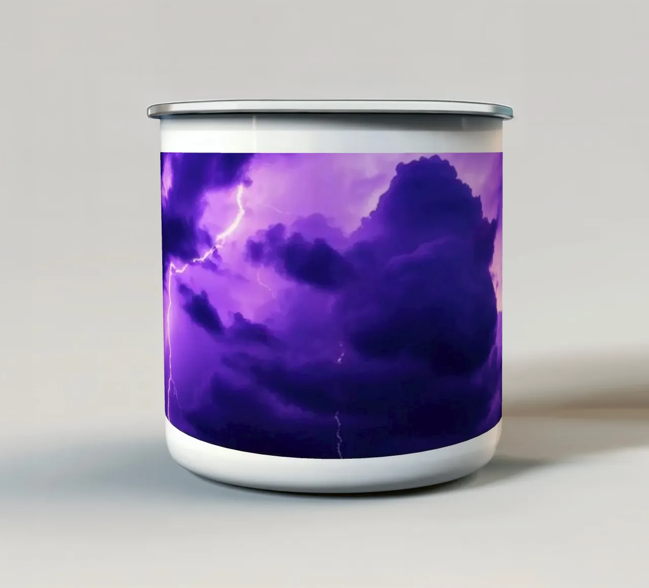 Tempeste di fulmini illuminano nuvole viola scuro tazza in smalto da DesignDoodle