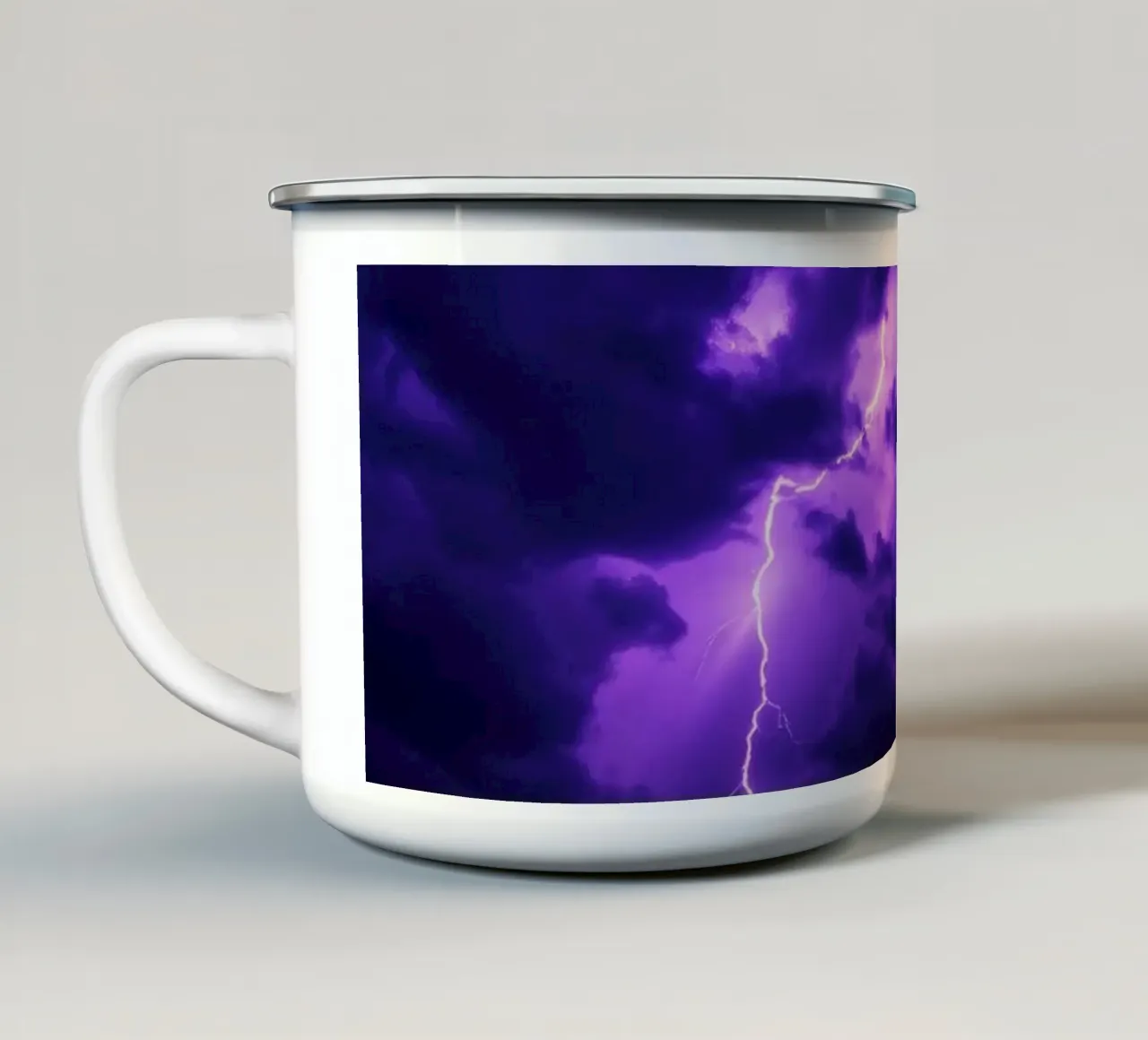 Tempeste di fulmini illuminano nuvole viola scuro tazza in smalto da DesignDoodle