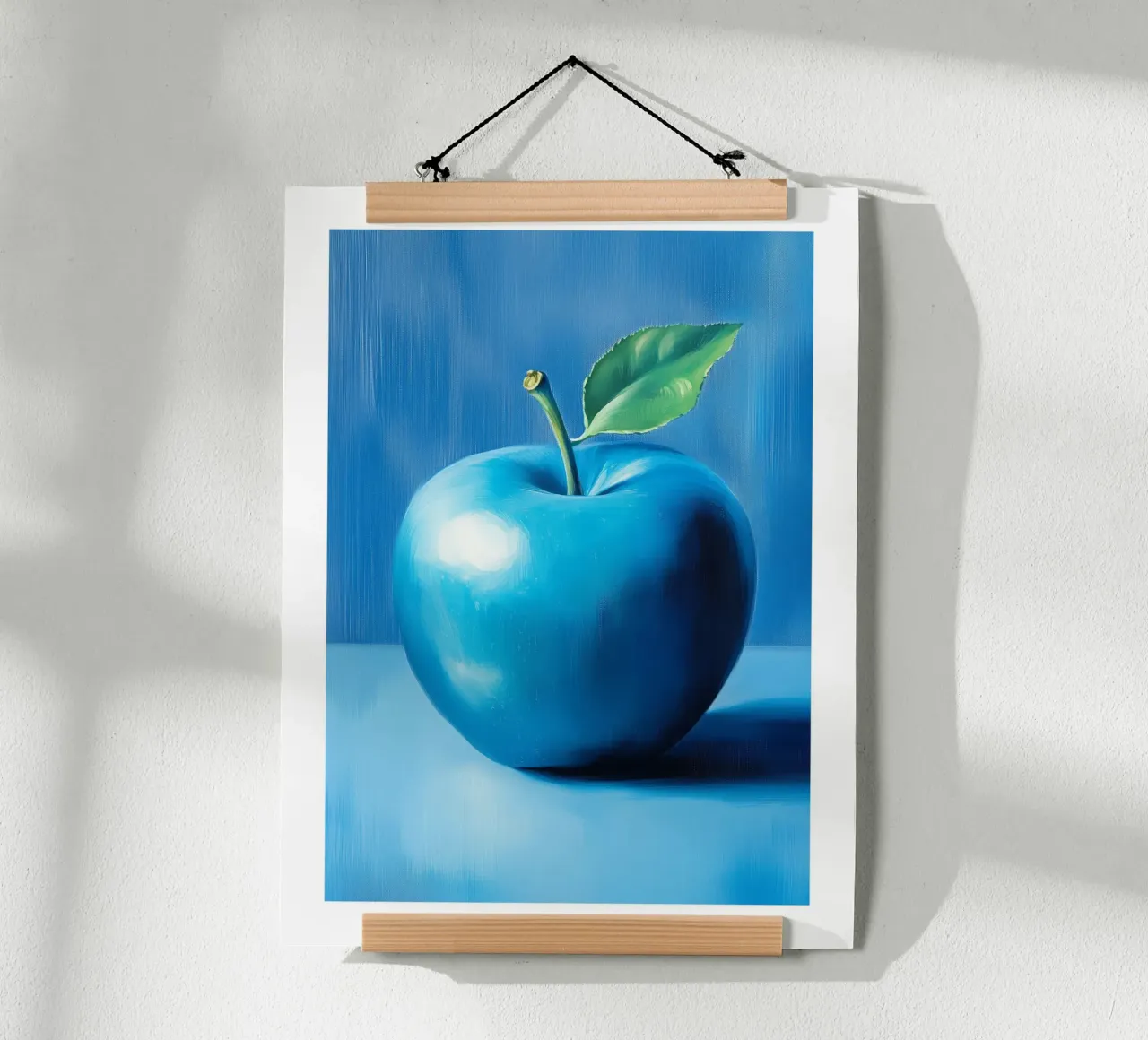 Surrealistischer blauer Apfel Poster mit Holzrahmen von Spice & Style