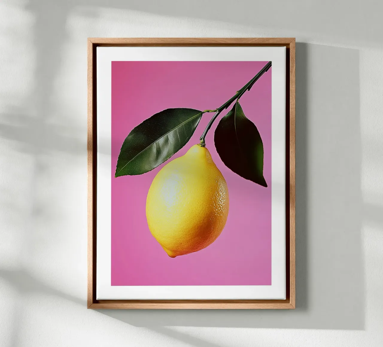 Hängende Zitrone auf rosa Hintergrund Leinwand von Spice & Style