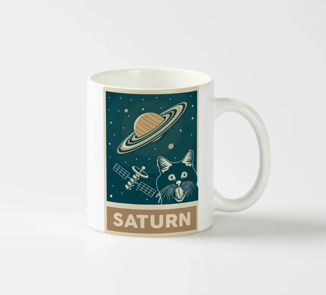 Gatto e Saturno retrò tazza in ceramica da Monique A Hooper