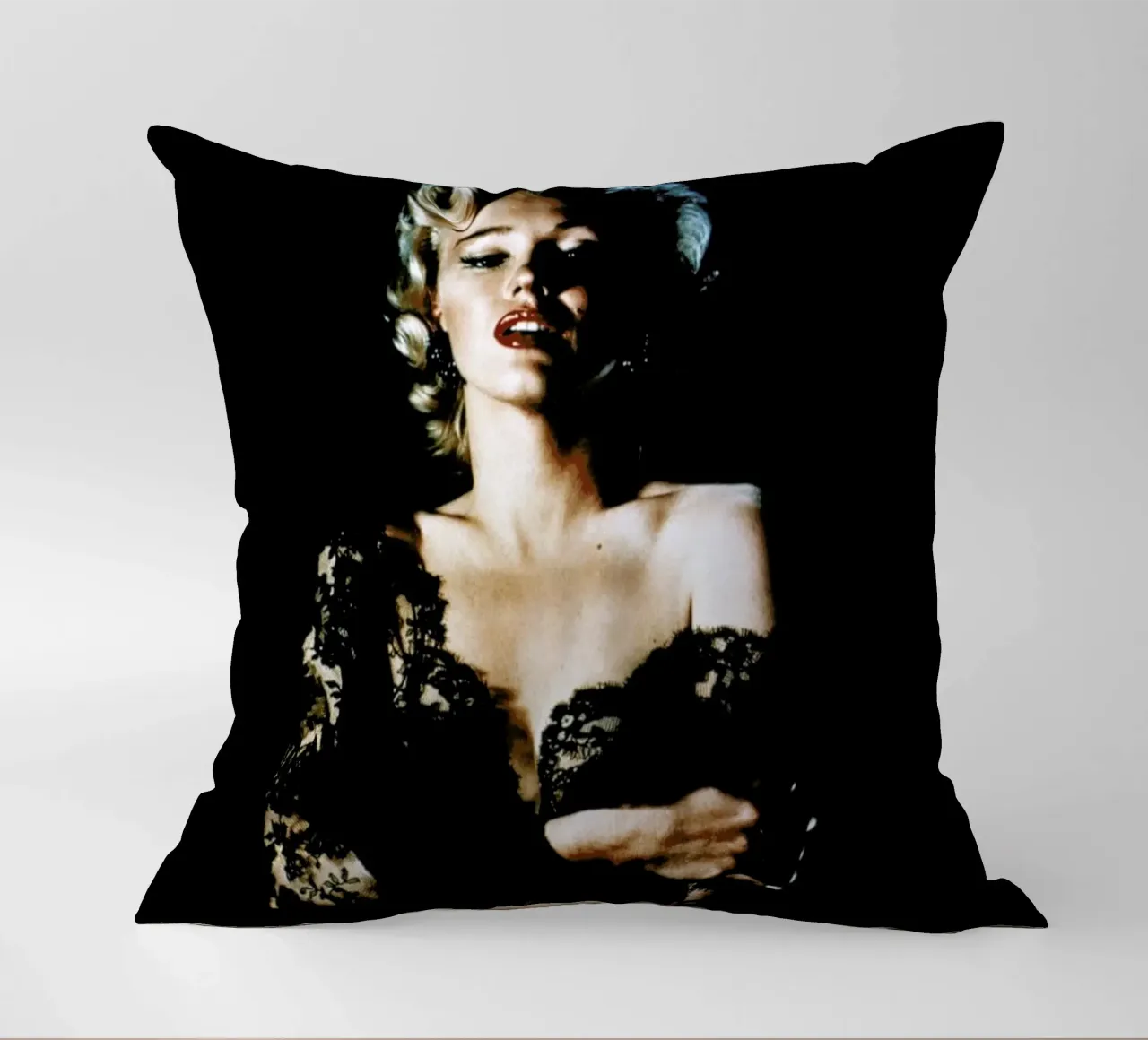 Marilyn Monroe wearing Black Lace cuscino da Gallery Print and Art Limited